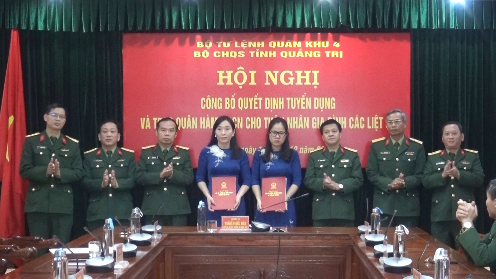 Bộ CHQS tỉnh Quảng Trị công bố quyết định tuyển dụng hai vợ liệt sĩ hy sinh khi làm nhiệm vụ cứu hộ, cứu nạn

